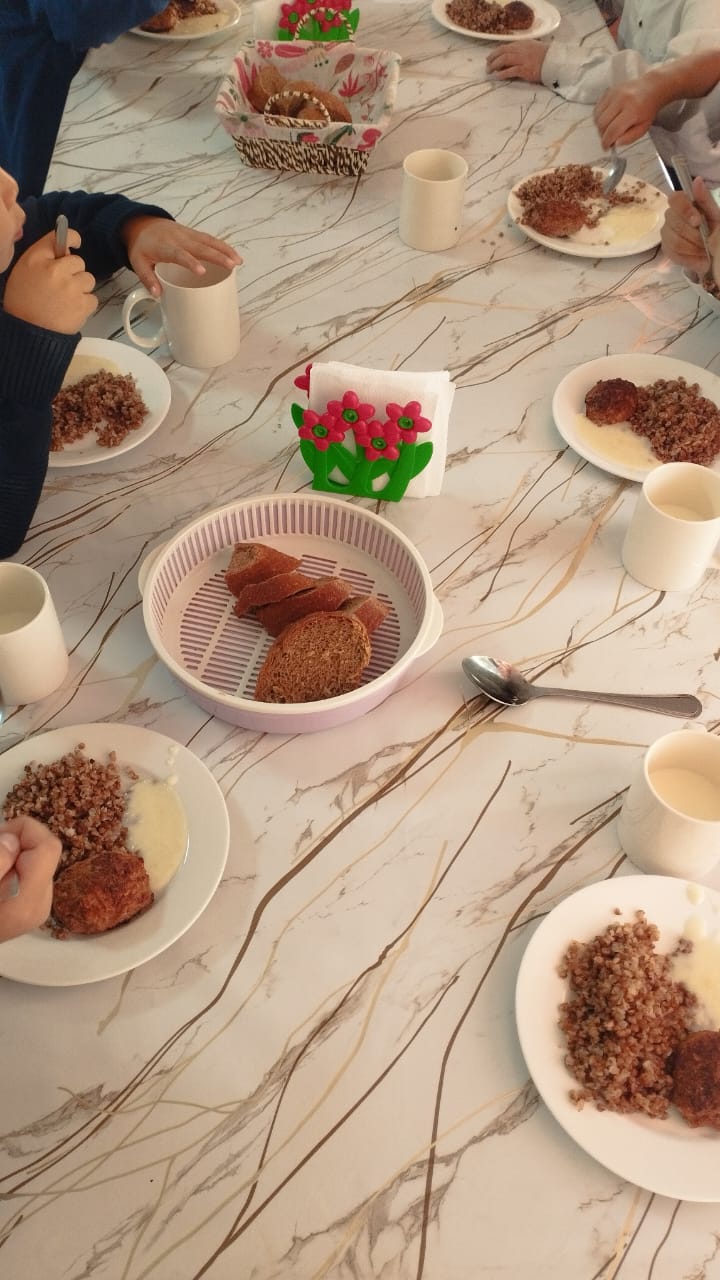 Тегін ыстық тамақпен қамтылған оқушылардың тамақтануы