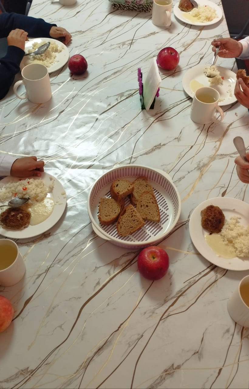 Тегін ыстық тамақпен қамтылған оқушылардың тамақтануы