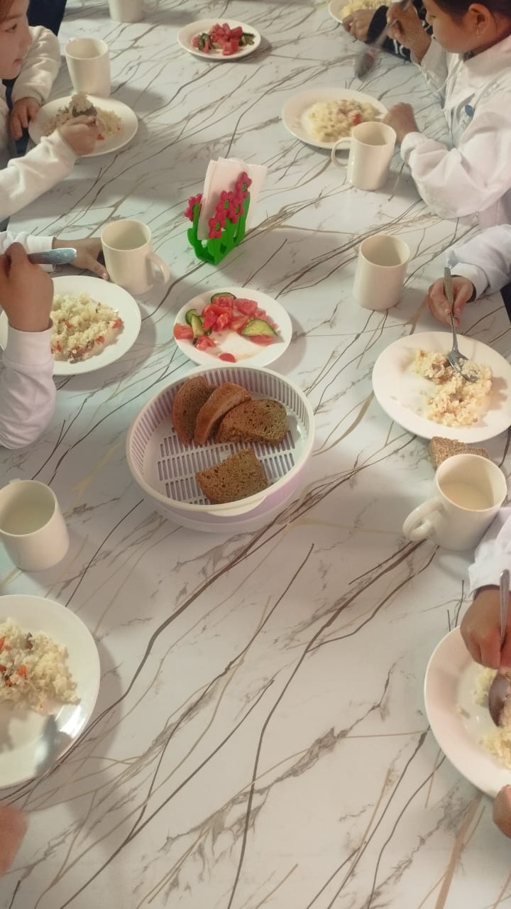 Тегін ыстық тамақпен қамтылған оқушылардың тамақтануы