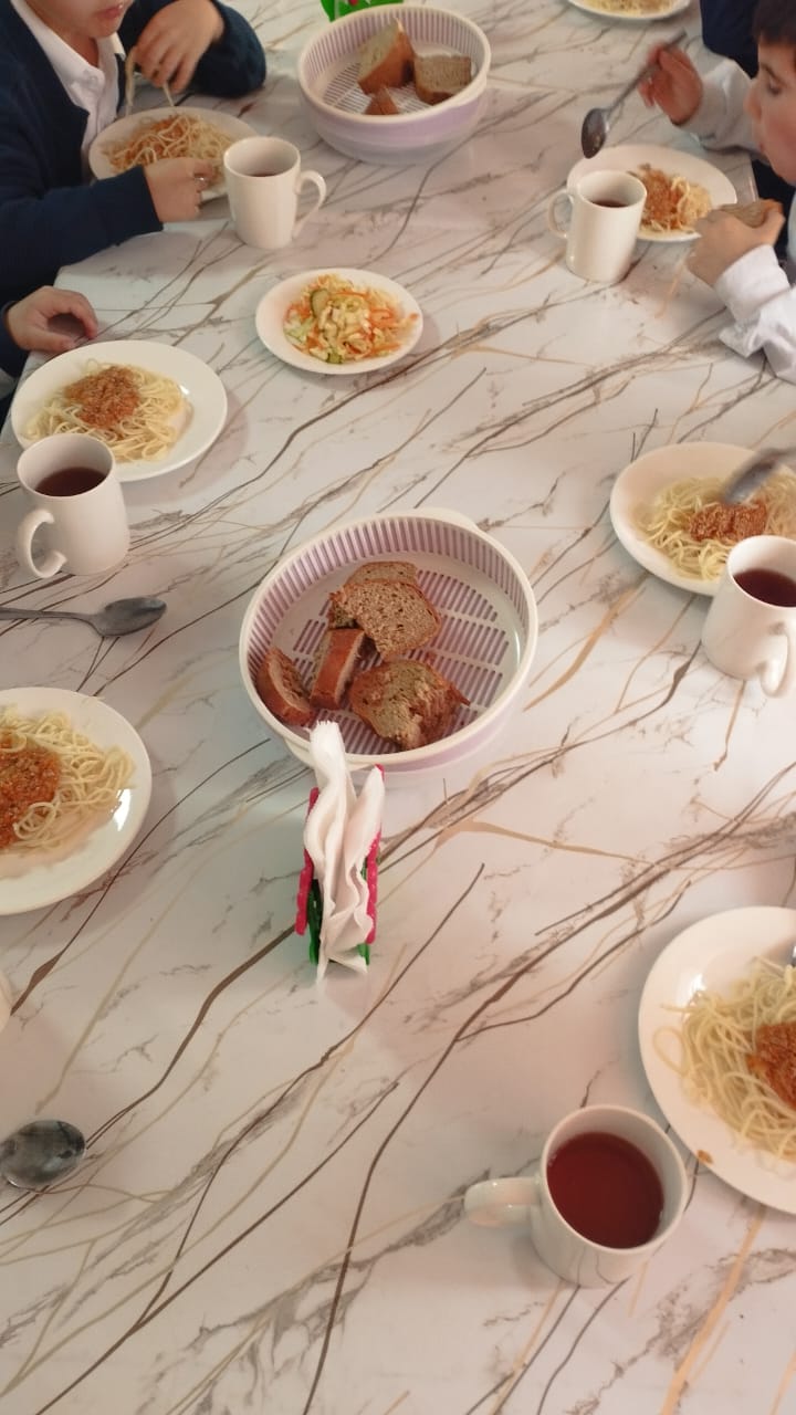 Тегін ыстық тамақпен қамтылған оқушылардың тамақтануы