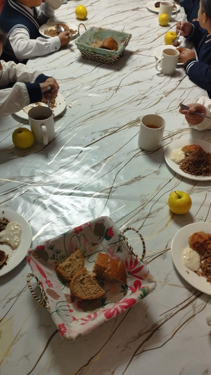 Тегін ыстық тамақпен қамтылған оқушылардың тамақтануы