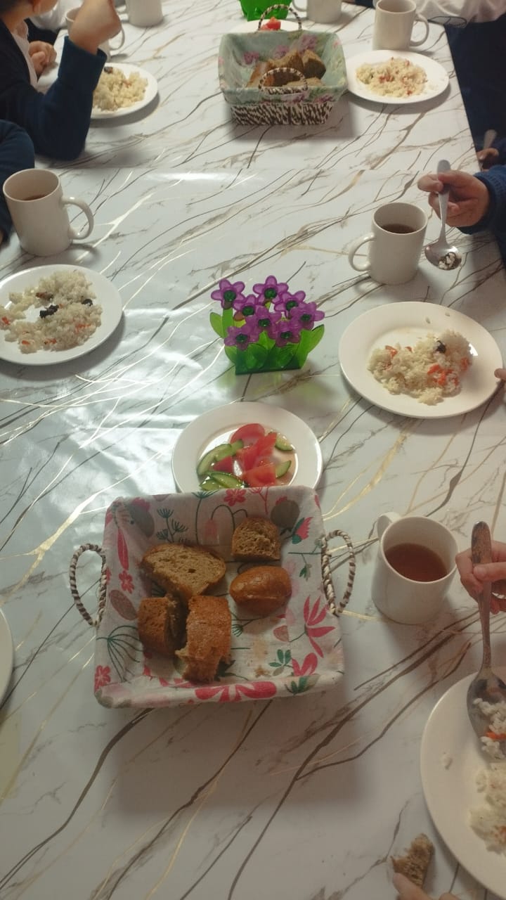 Тегін ыстық тамақпен қамтылған оқушылардың тамақтануы