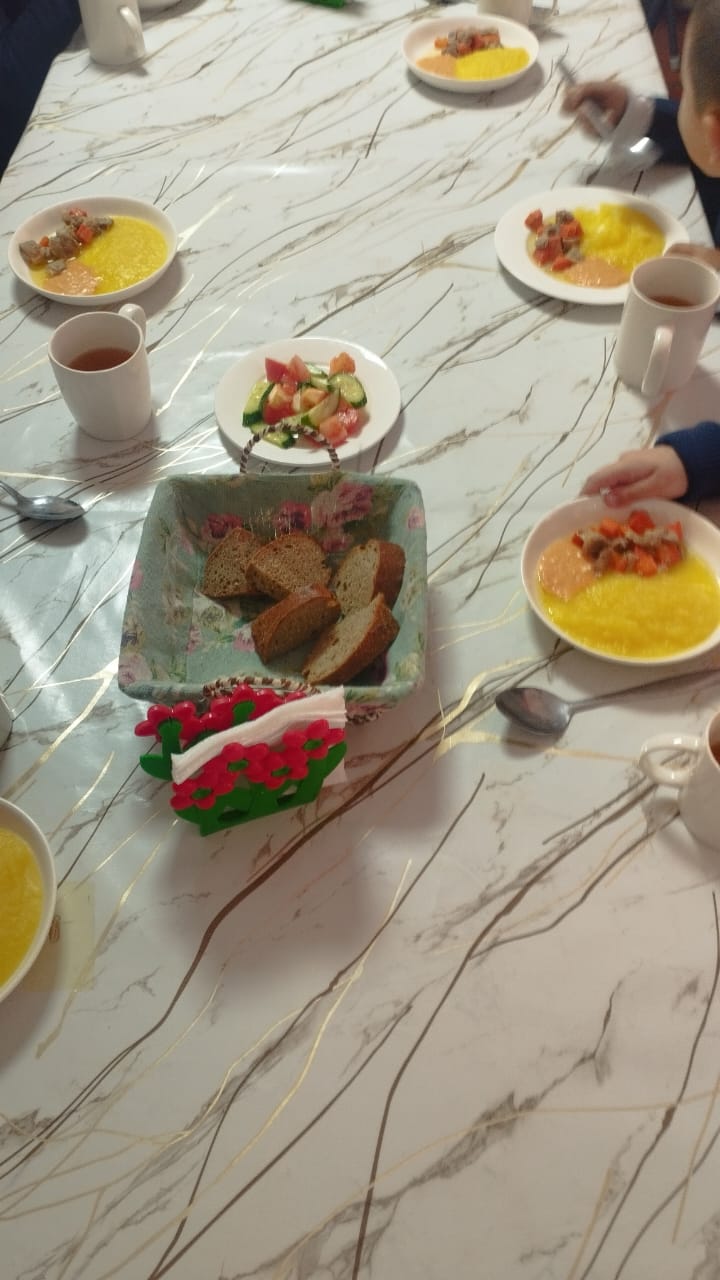 Тегін ыстық тамақпен қамтылған оқушылардың тамақтануы.