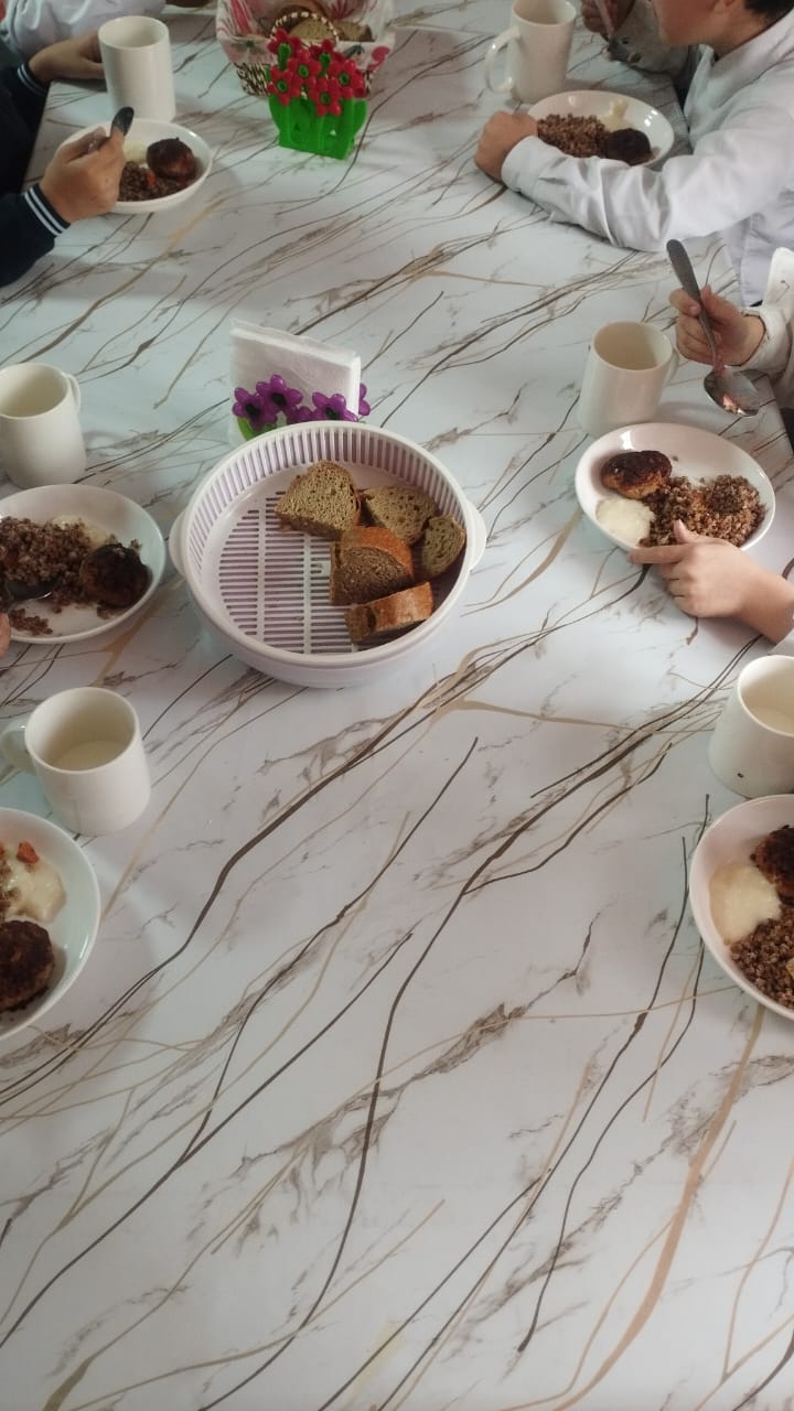 Тегін ыстық тамақпен қамтылған оқушылардың тамақтануы.