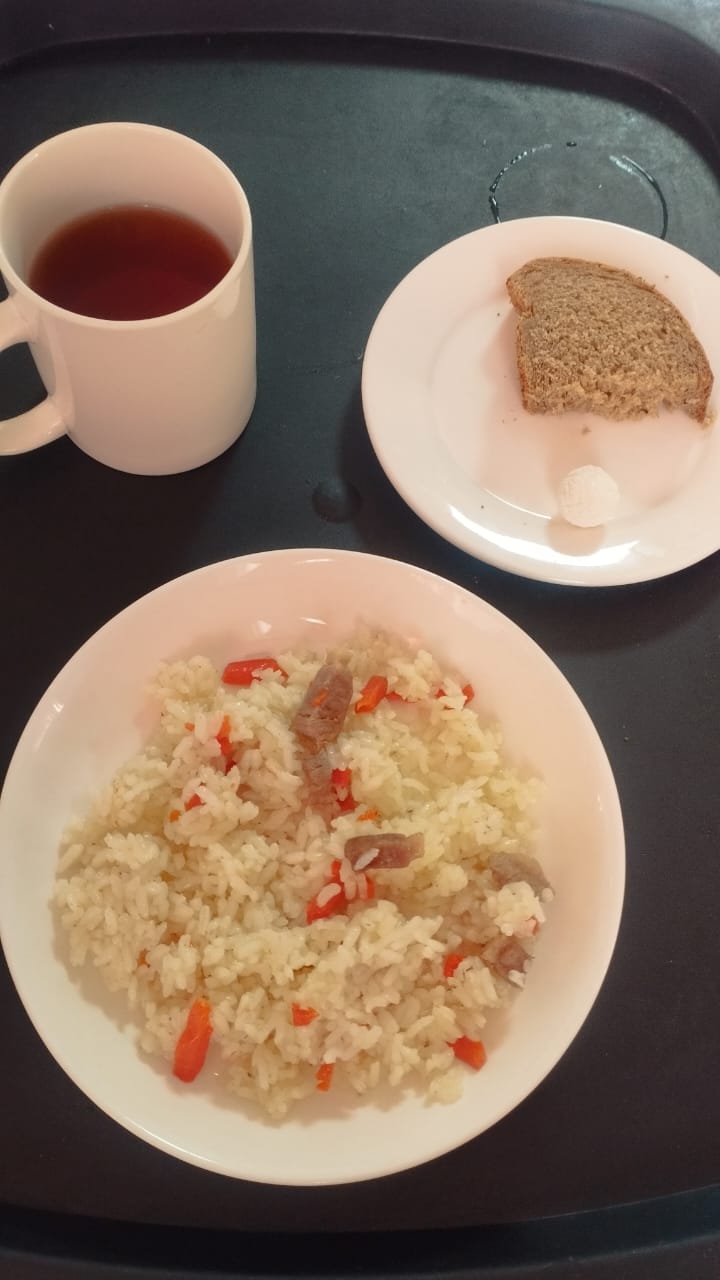 Тегін ыстық тамақпен қамтылған оқушылардың тамақтануы.