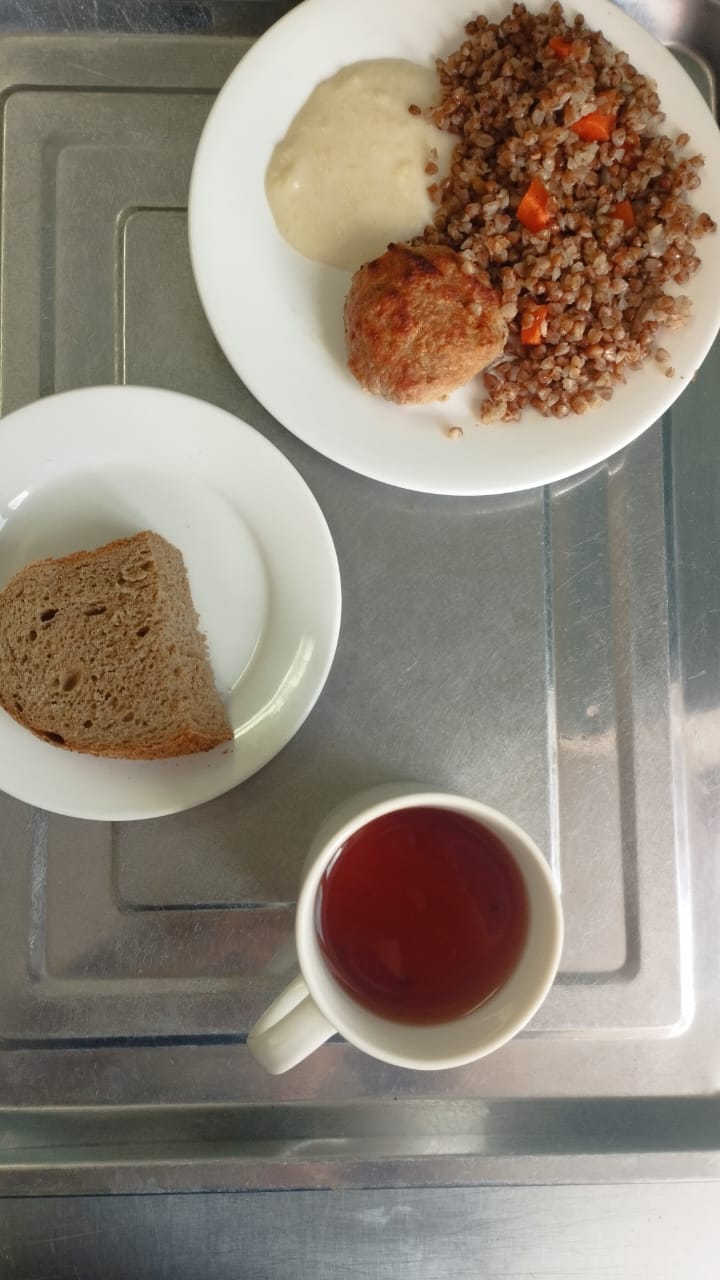 Тегін ыстық тамақпен қамтылған оқушылардың тамақтануы.