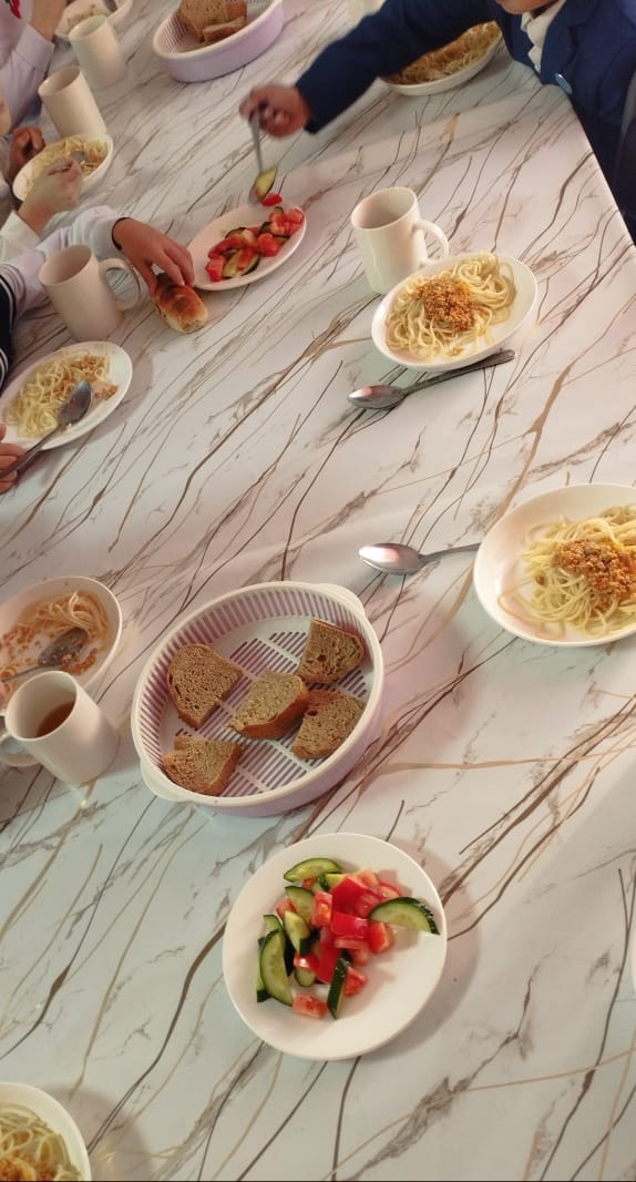 Тегін ыстық тамақпен қамтылған оқушылардың тамақтануы