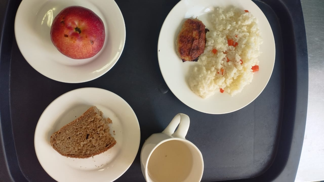 Тегін ыстық тамақпен қамтылған оқушылардың тамақтануы.