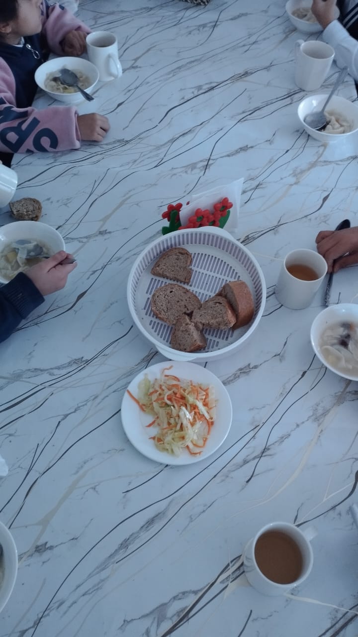 Тегін ыстық тамақпен қамтылған оқушылардың тамақтануы.