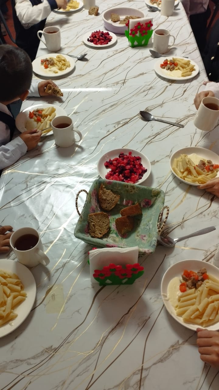 Тегін ыстық тамақпен қамтылған оқушылардың тамақтануы.