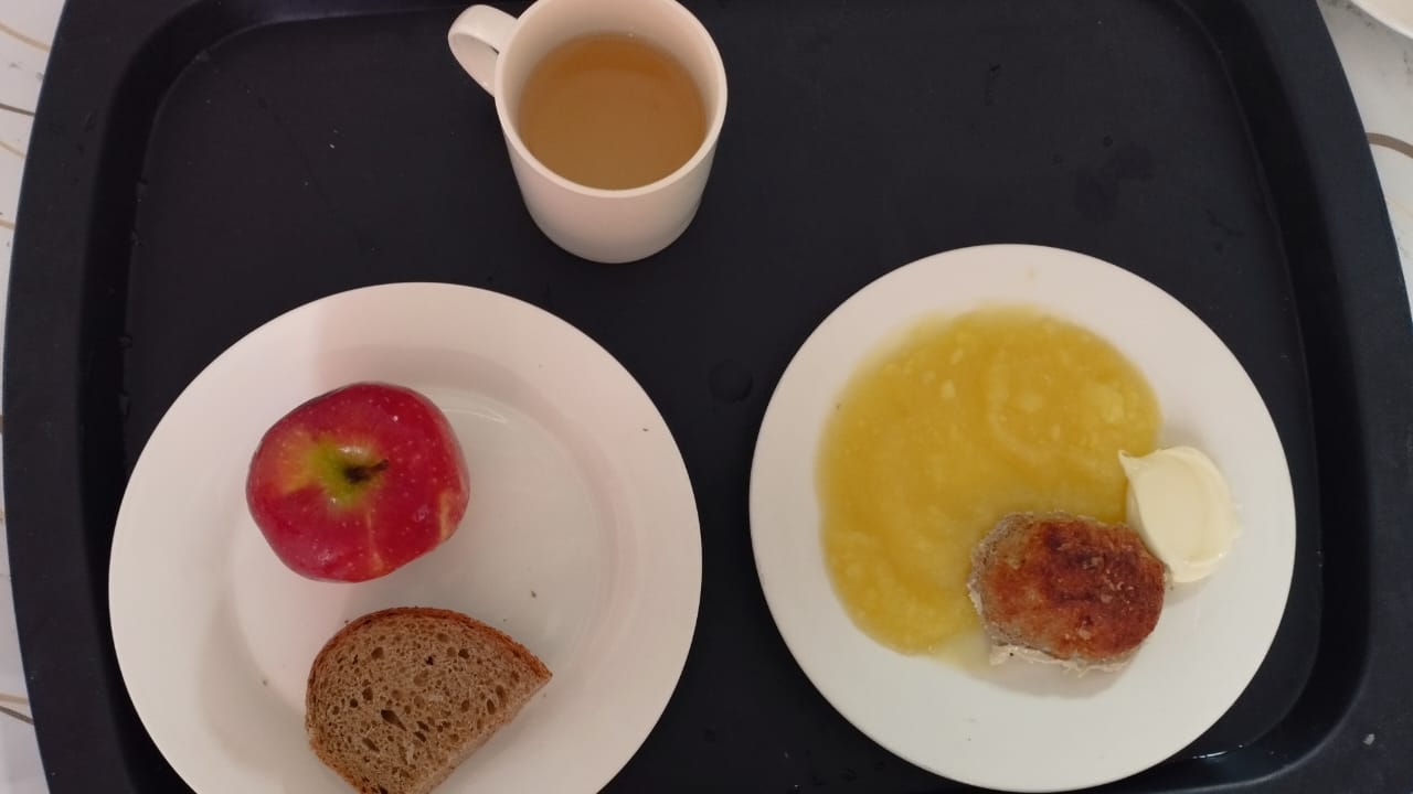 Тегін ыстық тамақпен қамтылған оқушылардың тамақтануы.