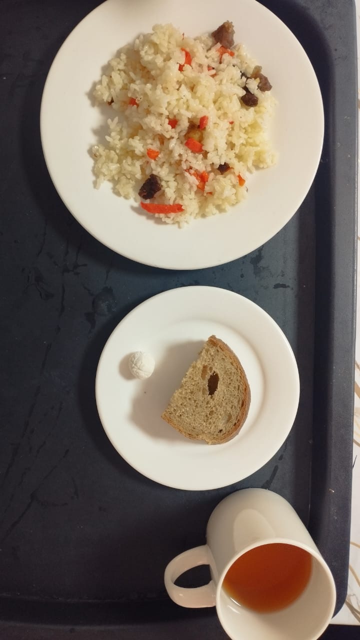 Тегін ыстық тамақпен қамтылған оқушылардың тамақтануы.