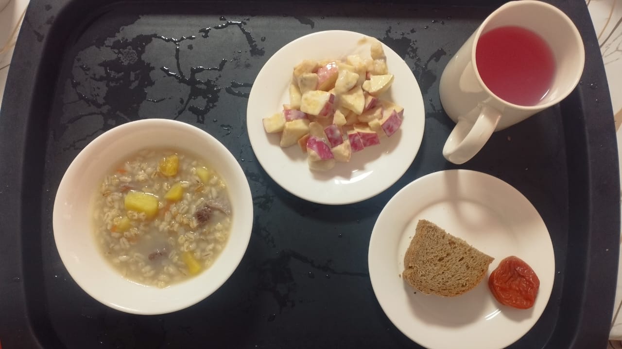 Тегін ыстық тамақпен қамтылған оқушылардың тамақтануы.