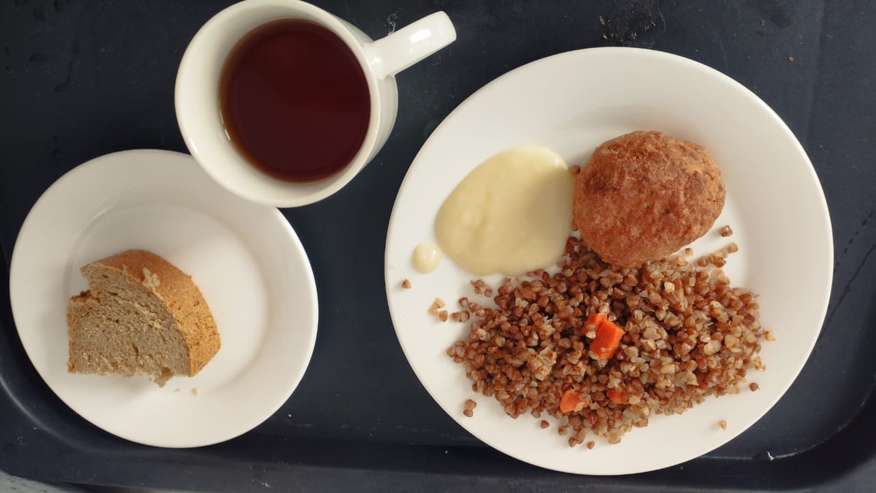 Тегін ыстық тамақпен қамтылған оқушылардың тамақтануы.