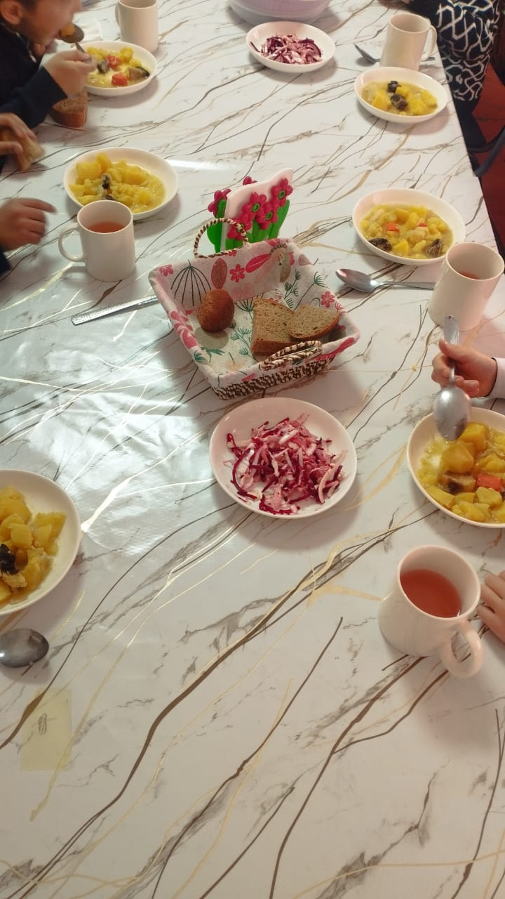 Тегін ыстық тамақпен қамтылған оқушылардың тамақтануы.