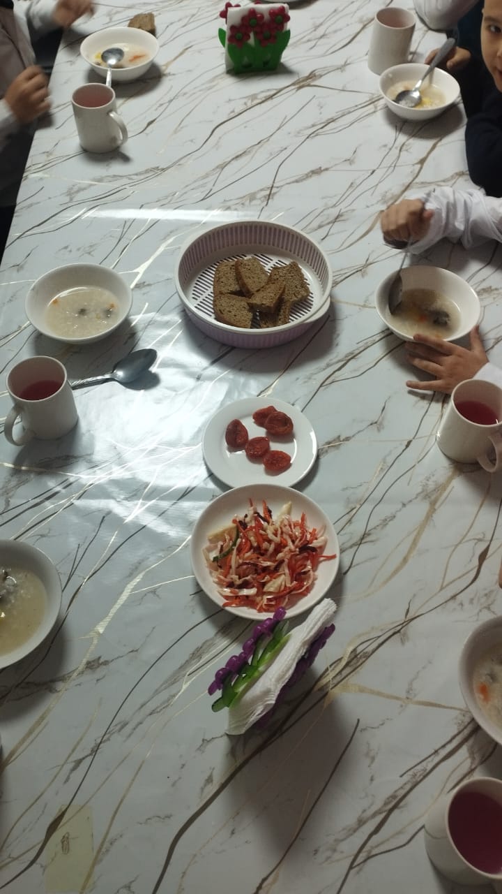 Тегін ыстық тамақпен қамтылған оқушылардың тамақтануы.