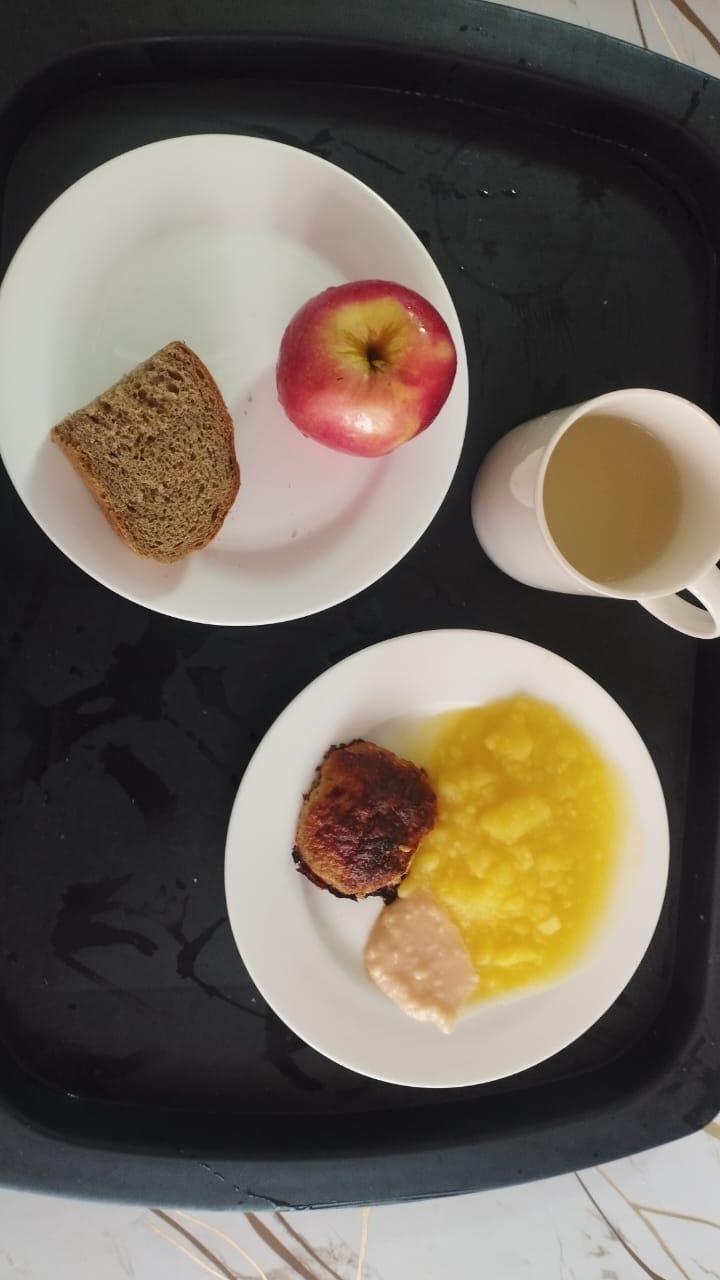 Тегін ыстық тамақпен қамтылған оқушылардың тамақтануы.