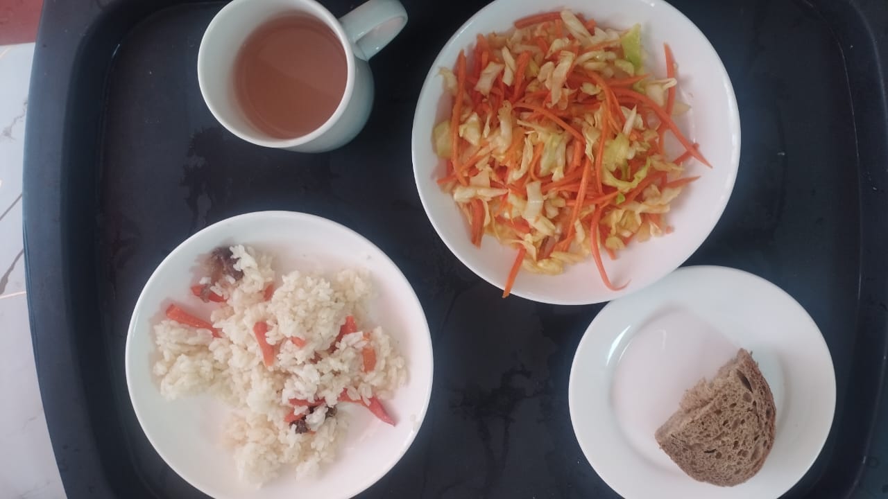 Тегін ыстық тамақпен қамтылған оқушылардың тамақтануы.