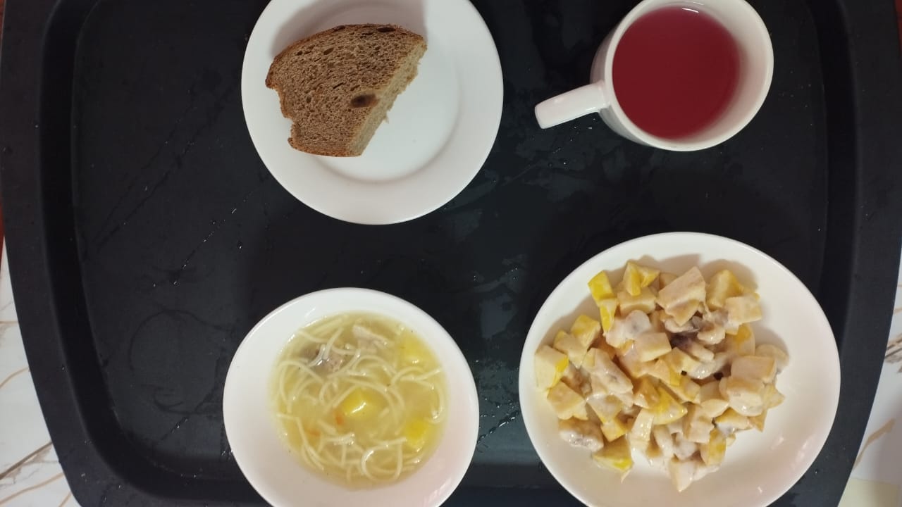 Тегін ыстық тамақпен қамтылған оқушылардың тамақтануы.