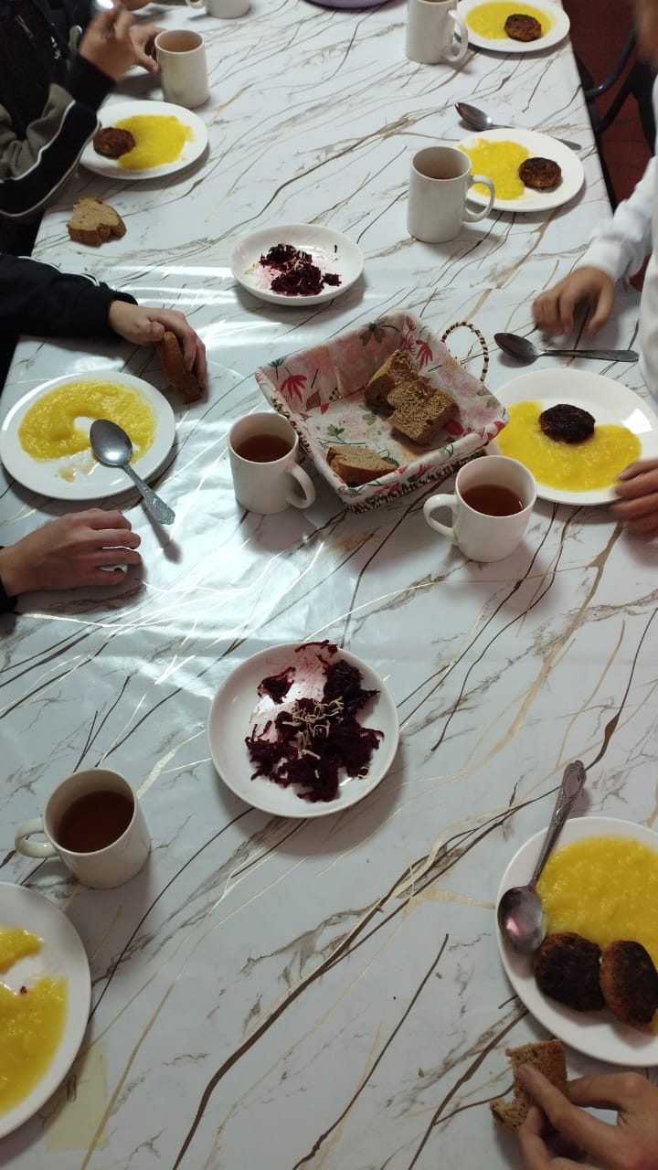 Тегін ыстық тамақпен қамтылған оқушылардың тамақтануы.