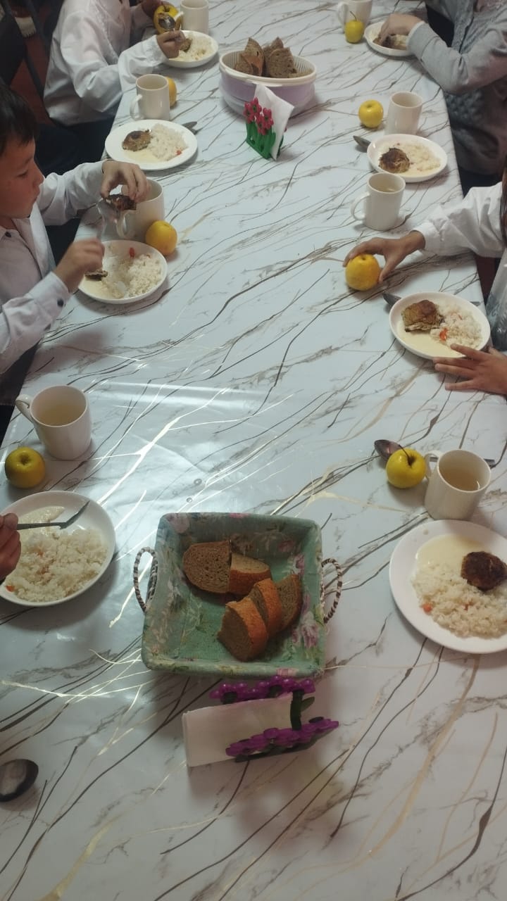 Тегін ыстық тамақпен қамтылған оқушылардың тамақтануы.