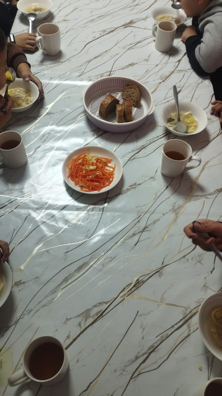 Тегін ыстық тамақпен қамтылған оқушылардың тамақтануы.