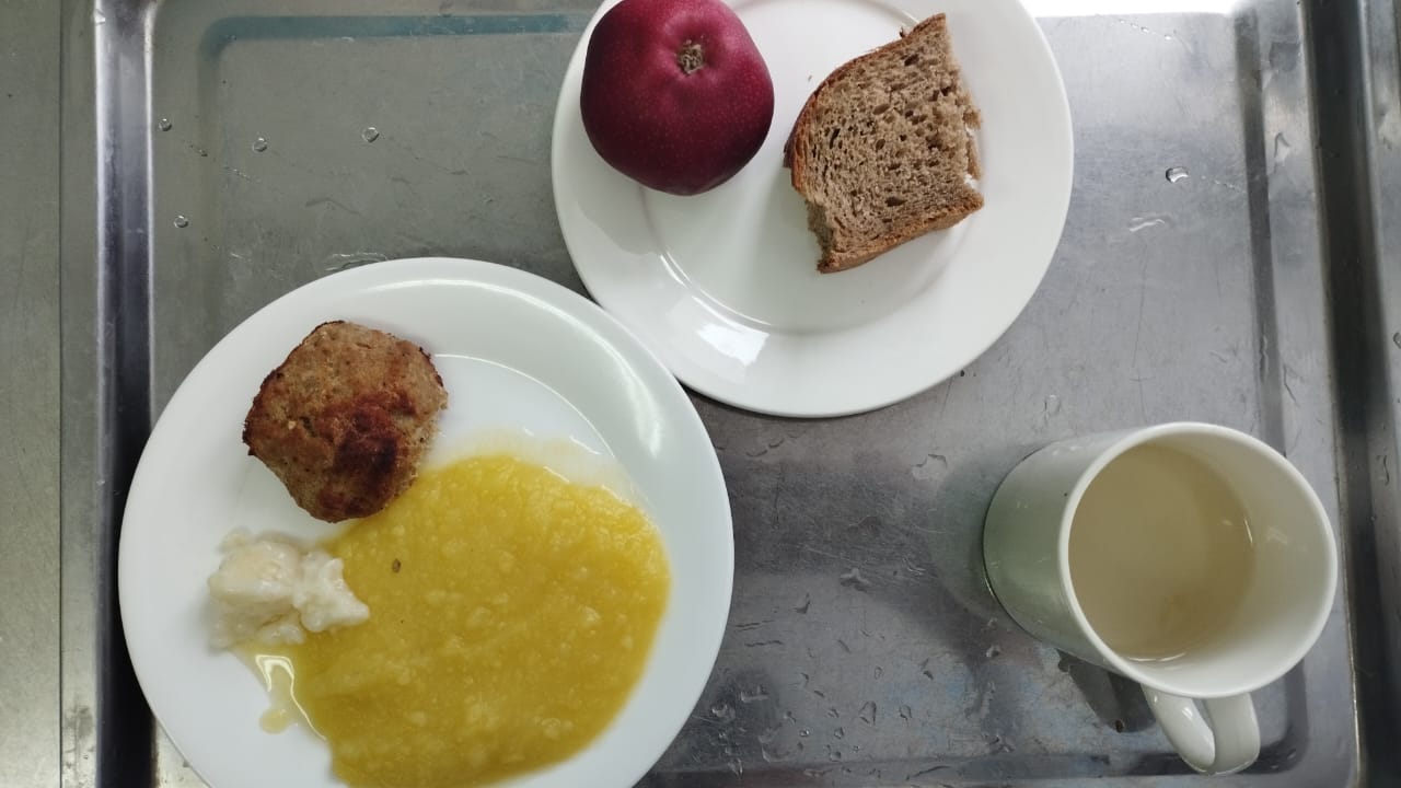 Тегін ыстық тамақпен қамтылған оқушылардың тамақтануы.