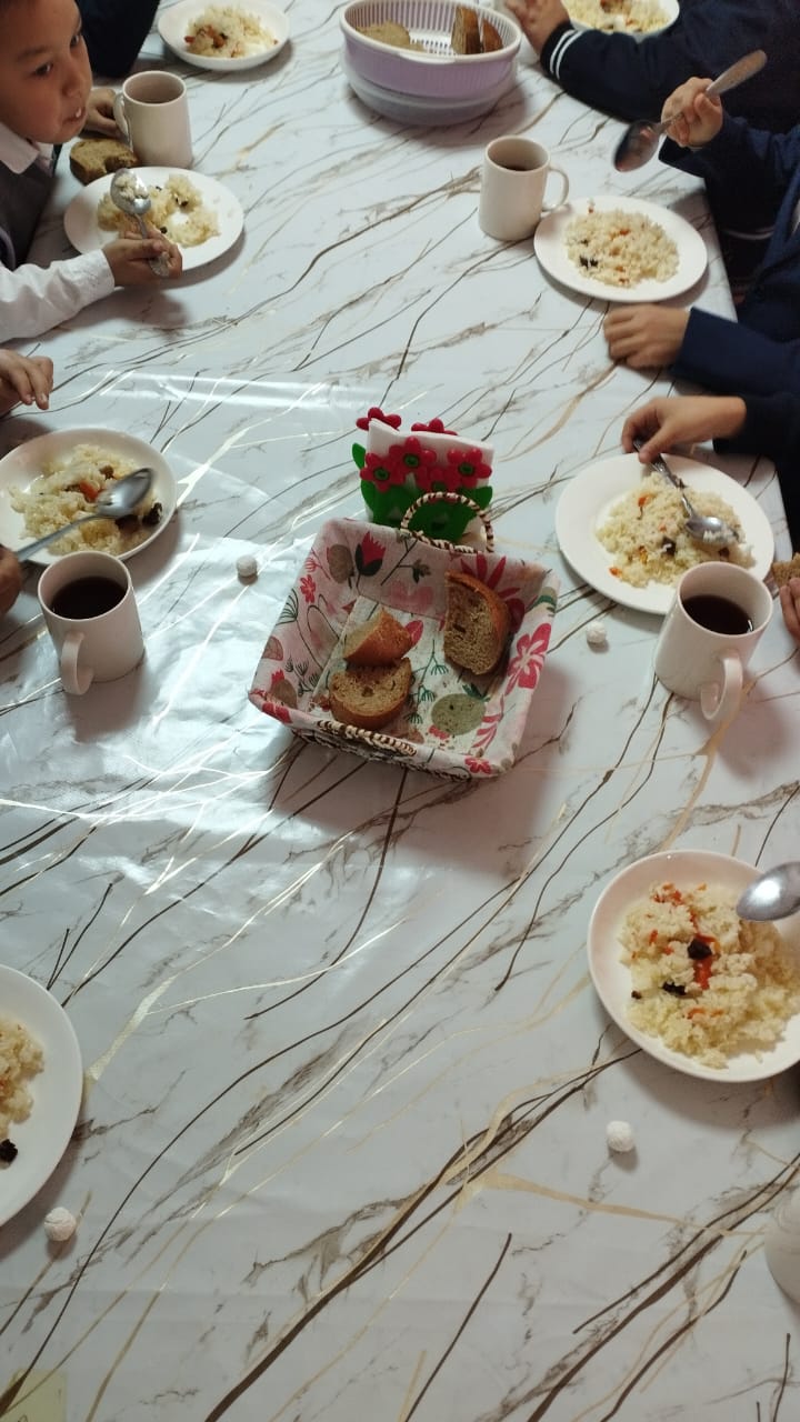 Тегін ыстық тамақпен қамтылған оқушылардың тамақтануы.