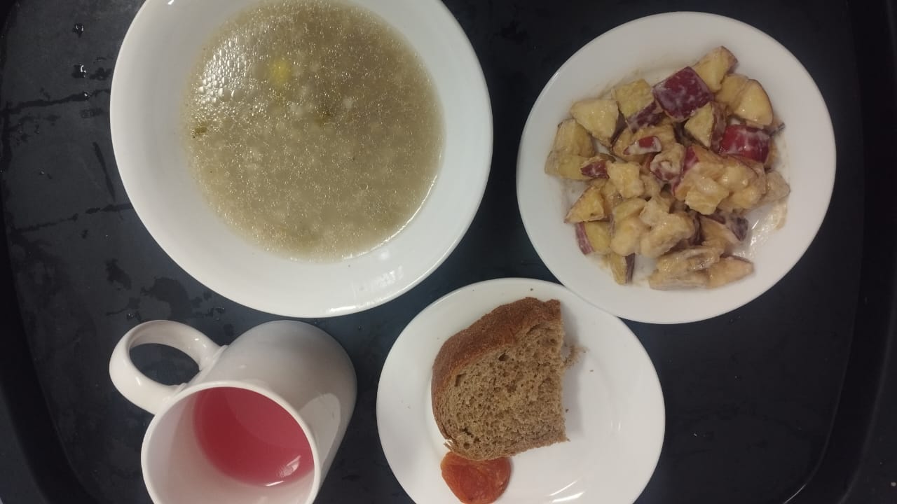 Тегін ыстық тамақпен қамтылған оқушылардың тамақтануы.