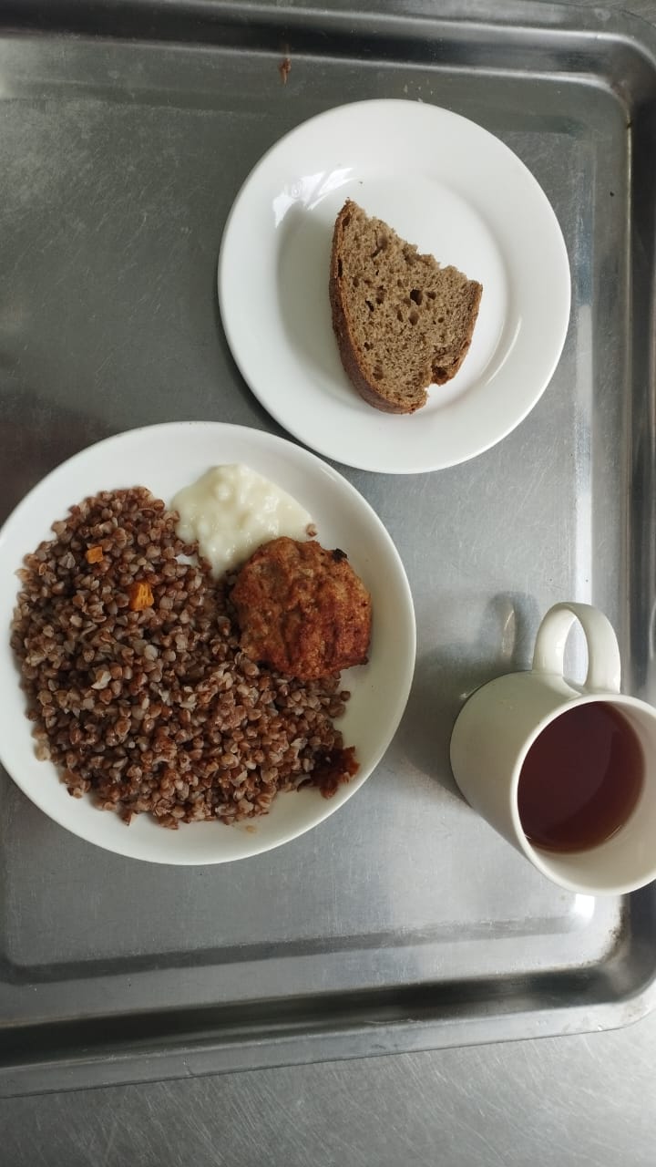 Тегін ыстық тамақпен қамтылған оқушылардың тамақтануы.