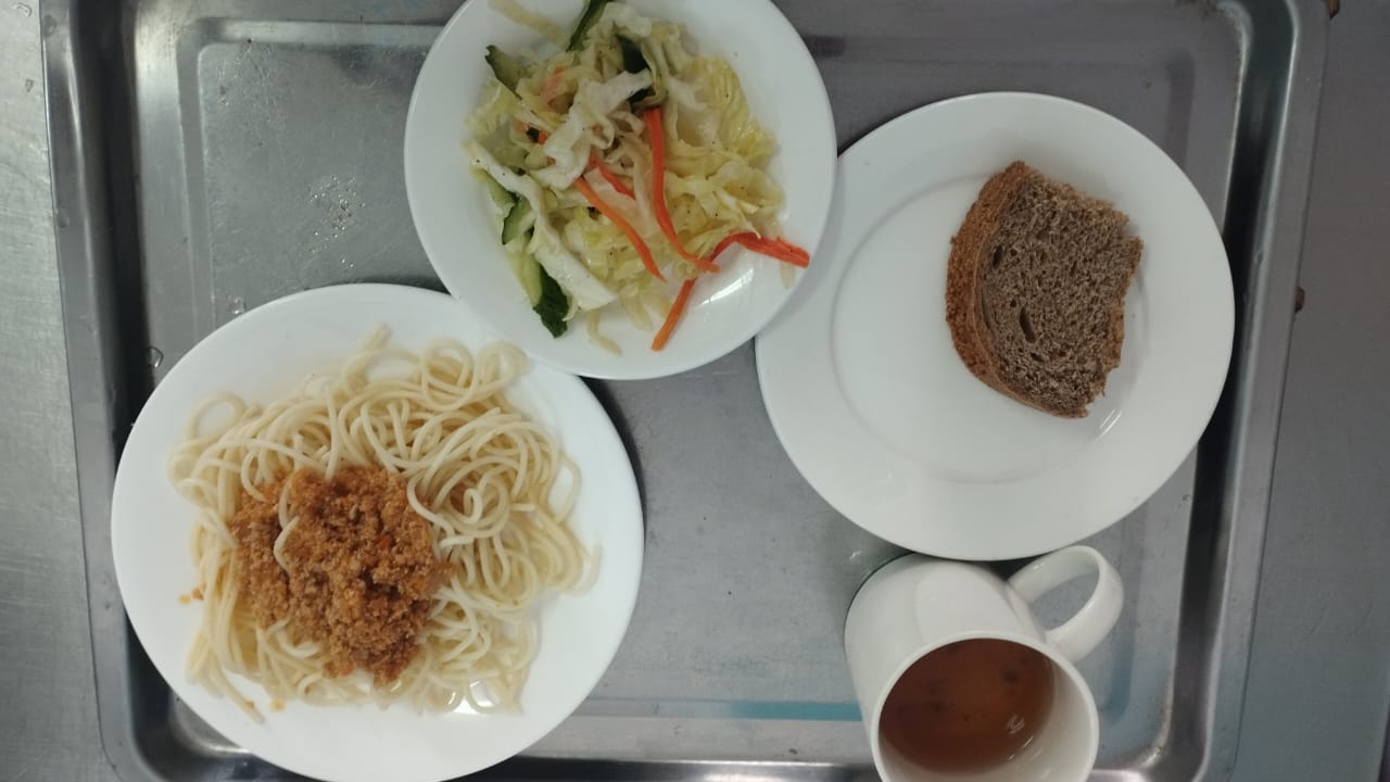 Тегін ыстық тамақпен қамтылған оқушылардың тамақтануы.