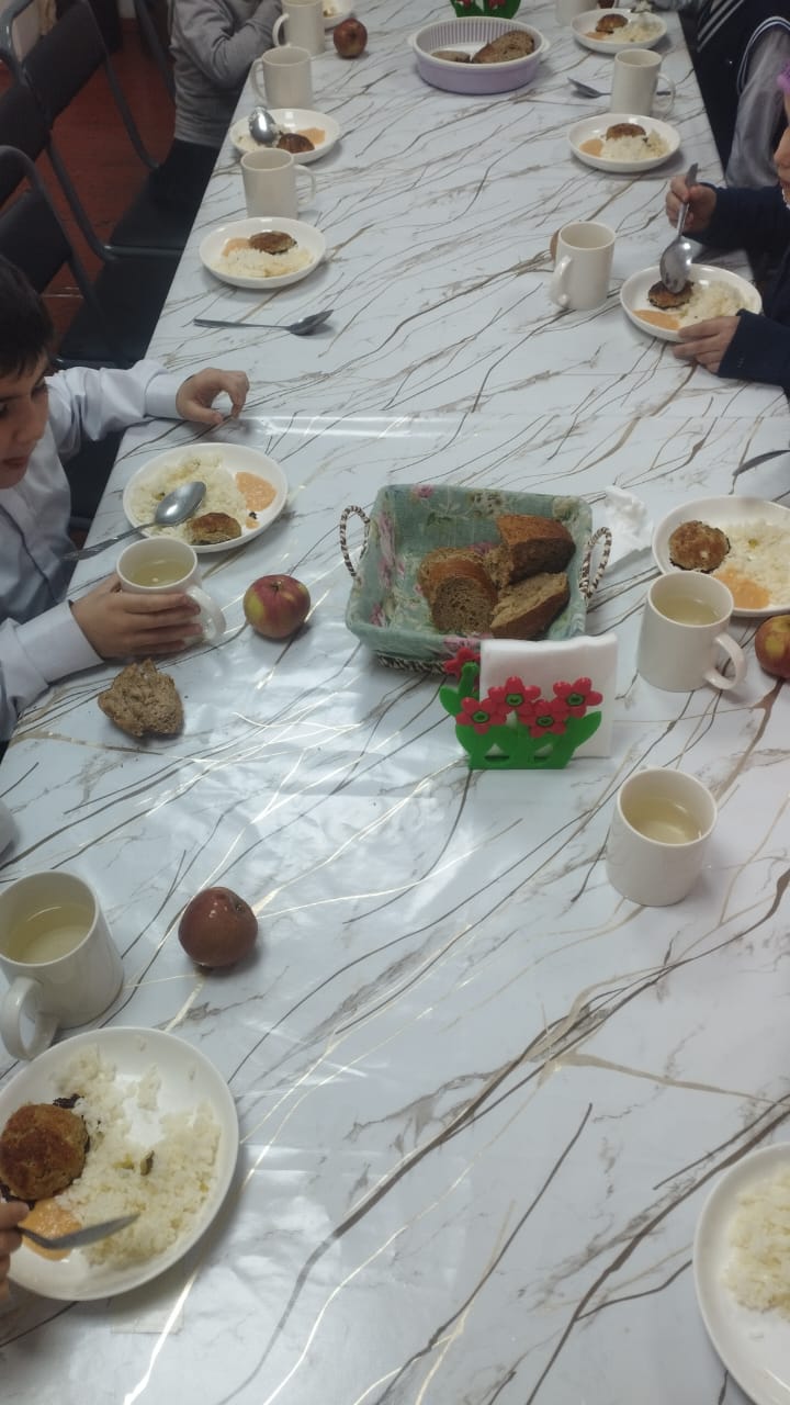 тегін ыстық тамақпен қамтылған оқушылардың тамақтануы.