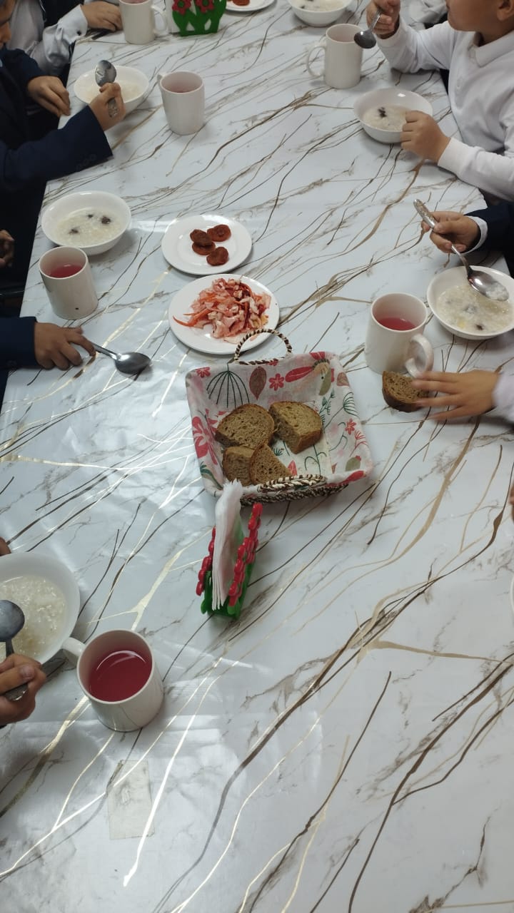 Тегін ыстық тамақпен қамтылған оқушылардың тамақтануы.