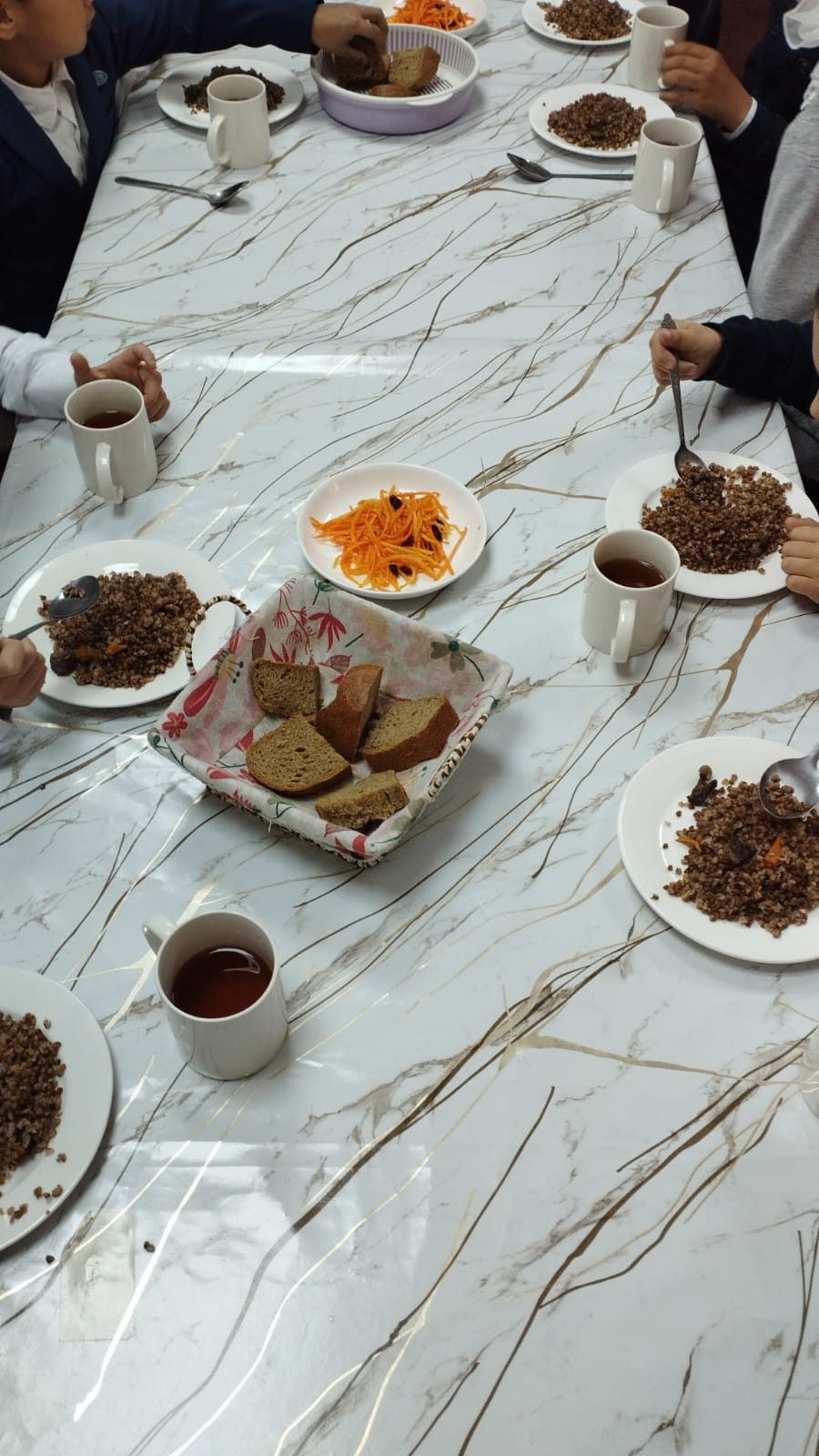 Тегін ыстық тамақпен қамтылған оқушылардың тамақтануы.