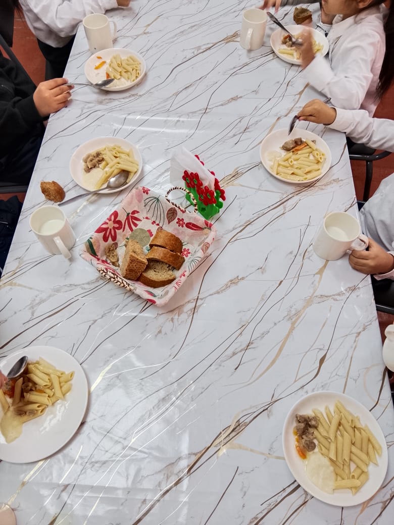 Тегін ыстық тамақпен қамтылған оқушылардың тамақтануы.